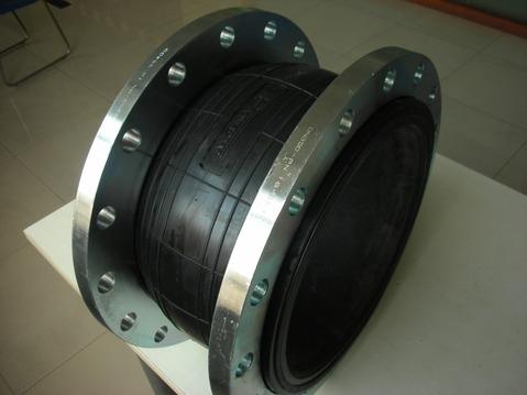 橡胶软连接系用于金属管道之间起挠性连接作用的中空橡胶制品.