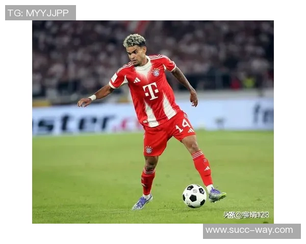 足球球星场边淡定剪鞋带展现独特个性瞬间引发球迷热议