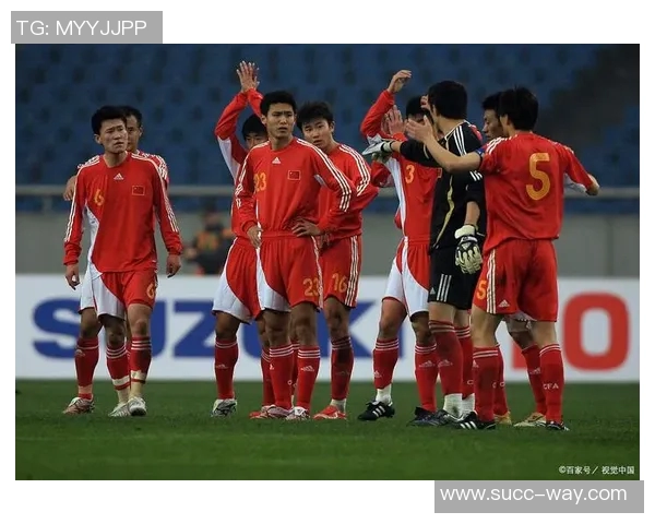 退役球星齐聚一堂留下珍贵合照共同见证足球辉煌时刻 退役球星齐聚一堂留下珍贵合照共同见证足球辉煌时刻